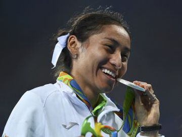 Lupita González ya luce su medalla de plata en el cuello