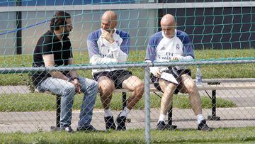 Reuniones. Jos&eacute; &Aacute;ngel S&aacute;nchez, a la izquierda, habla con Zidane en Montreal. Bettoni, a la derecha, se mantiene a la escucha.  