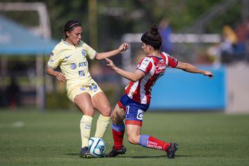 Eva González disputa con Natalia Gómez Junco el balón.