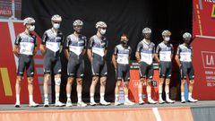 Los ciclistas del equipo Qhubeka-NextHash, antes de tomar la salida en la cuarta etapa de la Vuelta a Espa&ntilde;a 2021.