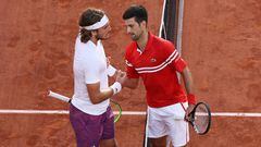Novak Djokovic y Stefanos Tsitsipas, se saludan al final del encuentro. 