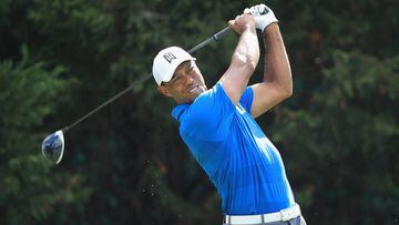Tiger Woods brilla y se acerca a su primer título en cinco años