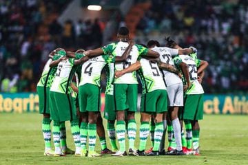 Nigeria's players huddle prior to the Group D Africa Cup of Nations (AFCON) 2021 football match between Guinea-Bissau and Nigeria at Stade Roumde Adjia in Garoua on January 19, 2022. (Photo by Daniel BELOUMOU OLOMO / AFP)