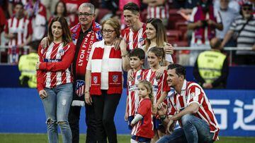 Fernando Torres rodeado de su familia en el c&eacute;sped del Wanda Metropolitano en su despedida como futbolista del Atl&eacute;tico de Madrid el 20 de mayo de 2017.