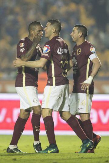Michael Arroyo, Pablo Aguilar y Rubens Sambueza celebran gol de América: