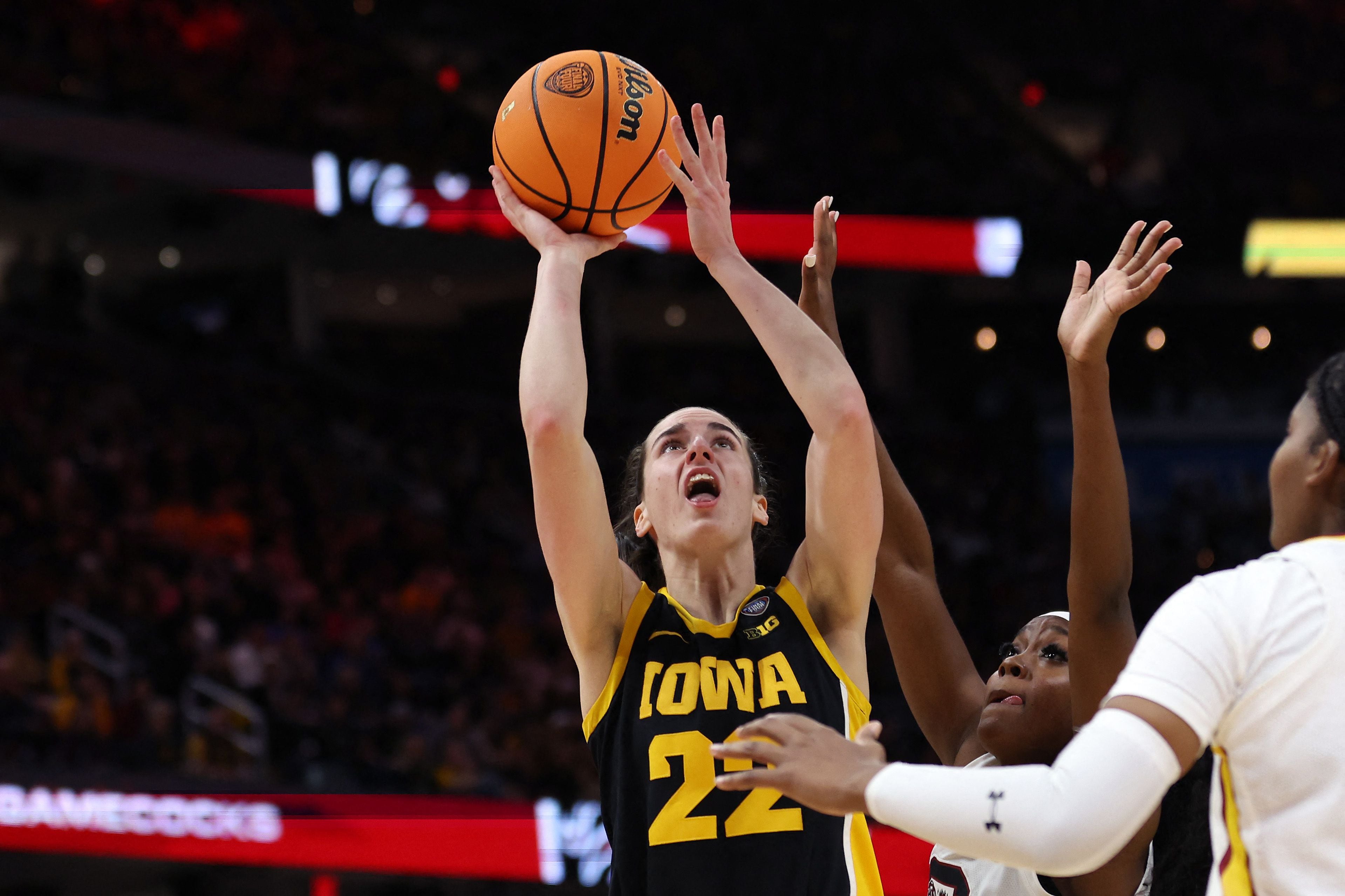 CLEVELAND, OHIO - APRIL 07: Caitlin Clark #22 of the Iowa Hawkeyes shoots the ball over Raven Johnson #25 of the South Carolina Gamecocks in the second half during the 2024 NCAA Women's Basketball Tournament National Championship at Rocket Mortgage FieldHouse on April 07, 2024 in Cleveland, Ohio.   Steph Chambers/Getty Images/AFP (Photo by Steph Chambers / GETTY IMAGES NORTH AMERICA / Getty Images via AFP)