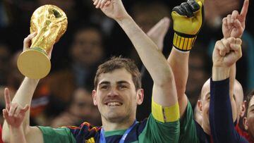 Casillas, con la Copa del Mundo en Sud&aacute;frica 2010. 