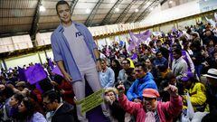 Supporters of Ecuadorian presidential candidate Daniel Noboa hold a cardboard cut-out at a presidential election night gathering in Quito, Ecuador, October 15, 2023. REUTERS/Karen Toro