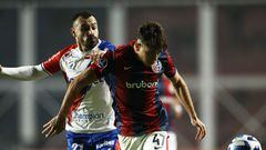 Fortaleza's forward Moises (L) and San Lorenzo's forward Agustin Giay vie for the ball during the Copa Sudamericana group stage first leg football match between San Lorenzo and Fortaleza at the Pedro Bidegain stadium in Buenos Aires on April 20, 2023. (Photo by EMILIANO LASALVIA / AFP)