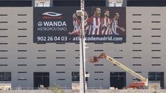 La lona en la fachada principal del Wanda Metropolitano con Griezmann, Koke, Sa&uacute;l, Carrasco y God&iacute;n.