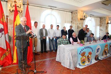Juan Miguel, presidente de la peña madridista de Arenas de San Pedro, se dirige a los presentes (Firma: Foto Video Fraile)