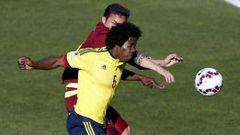 El centrocampista colombiano Carlos S&aacute;nchez (i) lucha un bal&oacute;n con el centrocampista venezolano Luis Manuel Seijas.