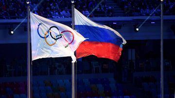 Imagen de la bandera ol&iacute;mpica y de la bandera de Rusia en la ceremonia de clausura de los Juegos Ol&iacute;mpicos de Invierno de Sochi.