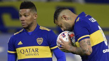 Boca Juniors&#039; Colombian midfielder Edwin Cardona (R) kisses the ball next to teammate Colombian defender Frank Fabra before a free kick during their Argentine first division Superliga football match at La Bombonera stadium in Buenos Aires, on July 27, 2021. (Photo by JUAN MABROMATA / AFP)