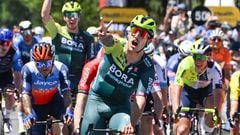 El ciclista australiano Sam Welsford celebra su victoria en la tercera etapa del Tour Down Under 2024.