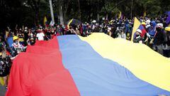 Miles de manifestantes participan en una nueva jornada de protestas hoy en Medell&iacute;n (Colombia). EFE/ Luis Eduardo Noriega