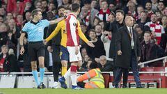 Simeone, en el momento de la expulsi&oacute;n durante el Arsenal-Atl&eacute;tico.