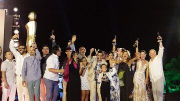 Elenco de actores celebrando por la estatuilla de los India Catalina