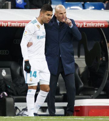 Zinedine Zidane dando instrucciones a Casemiro.