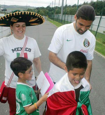 En la concentración de México previo al Mundial de 2006, Márquez atendió a dos afortunados aficionados. Su expresión facial lo dice todo.