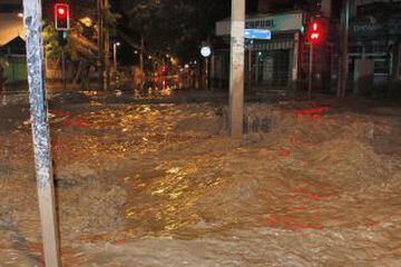 La cantidad de lluvia caída en poco tiempo en Copiapó, una zona desértica del norte de Chile, provocó el desborde del río y aluviones de barro y escombros. Chañaral también sufrió duras consecuencias.