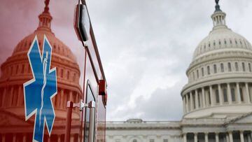 El Capitolio de los Estados Unidos se refleja contra una ambulancia a lo largo del Frente Este en el Capitolio en Washington, EE. UU., 16 de julio de 2020. 
