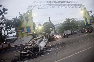 Invasión de campo, lanzamientos de gas lacrimógeno, vehículos policiales dañados disturbios y una estampida después de los partidos de fútbol entre Arema y Persebaya en el estadio Kanjuruhan en Malang, provincia de Java Oriental, Indonesia. 174 muertos y más de 200 heridos.
