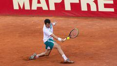 Pedro Mart&iacute;nez devuelve una bola durante un torneo de la Liga Mapfre de Tenis.