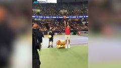 Federer no deja de sorprender: jugó básquetbol en Shanghai