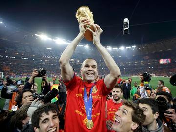 El héroe de la final Andrés Iniesta levantando la Copa del Mundial.