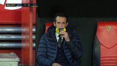 La tranquilidad Emery con su café mientras mira al Sevilla