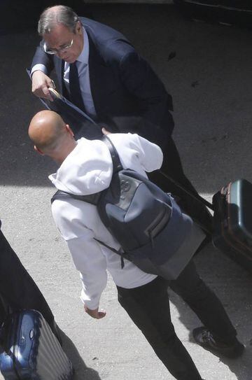 Zinedine Zidane (l) with Real Madrid president Florentino Pérez