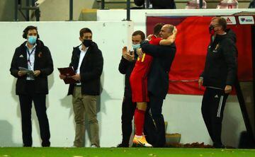Mertens, abrazándose a Roberto Martínez en la celebración de su gol, el 2-0 a Inglaterra en la Liga de Naciones.