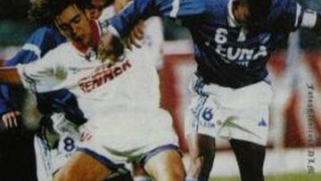 &Aacute;lvaro Recoba y Bonner Mosquera, disputando un bal&oacute;n en el estadio El Camp&iacute;n.