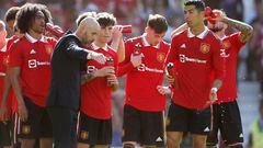 Soccer Football - Pre Season Friendly - Manchester United v Rayo Vallecano - Old Trafford, Manchester, Britain - July 31, 2022 Manchester United manager Erik ten Hag speaks with Manchester United's Alejandro Garnacho and Cristiano Ronaldo during a drinks break Action Images via Reuters/Ed Sykes
