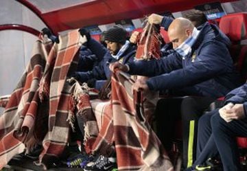 Frazadas para cada jugador de la banca fue la solución al frío del Arena Khimki.
