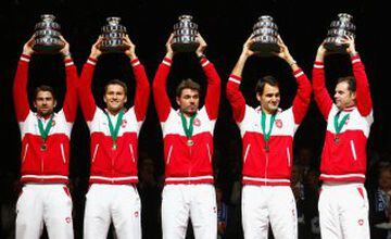 LILLE, FRANCE - NOVEMBER 23:  Roger Federer, Stan Wawrinka, Marco Chiudinelli, Michael Lammer y el capitán Severin Luthi celebran el título de Suiza en Copa Davis tras vencer a Francia.