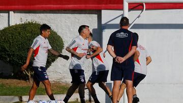 El entrenador de Chile, Eduardo Berizzo, atiende el entrenamiento de la Roja en Juan Pinto Duran previo al partido amistoso contra Paraguay.