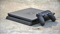 PlayStation 4 Slim acompa&ntilde;ada de un DualShock 4.