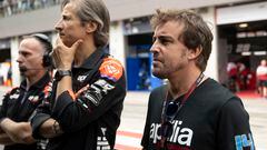 Alonso, junto a Rivola (CEO de Aprilia competición, y Franco (mecánico de Aleix) en el muro del Red Bull Ring.
