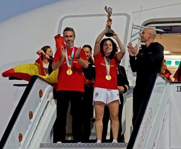Ivana Andrés, capitana de España, levanta el trofeo de campeonas del mundo junto a Jorge Vilda y Luis Rubiales.