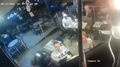 La comida ante todo: la reacción de este hombre durante un robo a mano armada en un restaurante