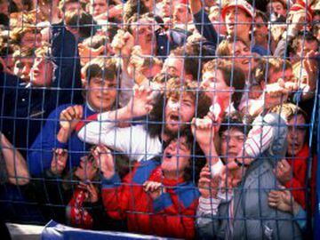 El 15 de abril de 1989, el exceso de aforo unido al mal estado del recinto provocaron la muerte de 96 personas, todas ellas aficionadas del Liverpool. Se enfrentaban el Nottingham Forest y los reds en las semifinales de la Copa de Inglaterra.