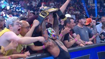 Rey Mysterio festeja con el campeonato de los Estados Unidos.