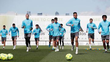 Los jugadores del Real Madrid, durante su &uacute;ltimo entrenamiento antes de recibir al Granada.