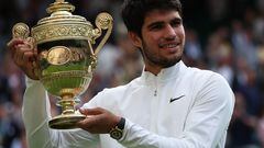 Wimbledon (United Kingdom), 16/07/2023.- Carlos Alcaraz of Spain poses with the trophy after winning his Men's Singles final match against Novak Djokovic of Serbia at the Wimbledon Championships, Wimbledon, Britain, 16 July 2023. (Tenis, España, Reino Unido) EFE/EPA/NEIL HALL EDITORIAL USE ONLY
