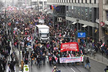 La gente asiste a una manifestación para conmemorar el Día Internacional de la Mujer bajo el lema "juntas somos poderosas", en Berlín, Alemania. 