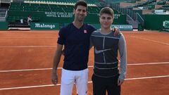 Arsan Arashov posa junto a Novak Djokovic durante un entrenamiento del serbio en Montecarlo.