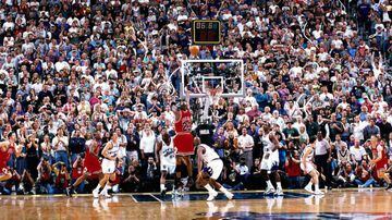 La jugada más trascendental e icónica en la historia de este deporte, cortesía del mejor jugador de todos los tiempos. Michael Jordan tomó el balón y después de dejar sentado a Byron Russell, encestó el tiro a media distancia y le dio el anillo a los Chicago Bulls en las finales de 1998 ante el Jazz de Utah a falta de cinco segundos para que terminara el encuentro.