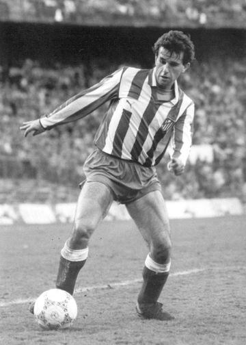 El mediocentro español llegó al Atlético de Madrid en 1982 después de haber vestido la camiseta azulgrana durante tres temporadas (1979-1982). Como rojiblanco jugó un total de 288 partidos durante seis temporadas y marcó 39 goles. Cosquistó una Copa del Rey y una Supercopa de España.